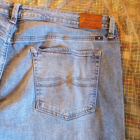 Lucky Brand Cropped Jeans - Picture 14 of 15